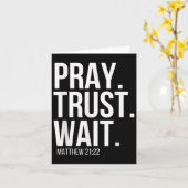 祈りなさい。信頼しなさい。待ちなさい。 クリスチャンの宗教的な詩 マタイ  カード (黄色い花)