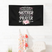 祈りによって突き動かされる母を決して過小評価するな 横断幕 (インサイチュ)