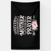 祈りによって突き動かされる母を決して過小評価するな 横断幕 (縦)