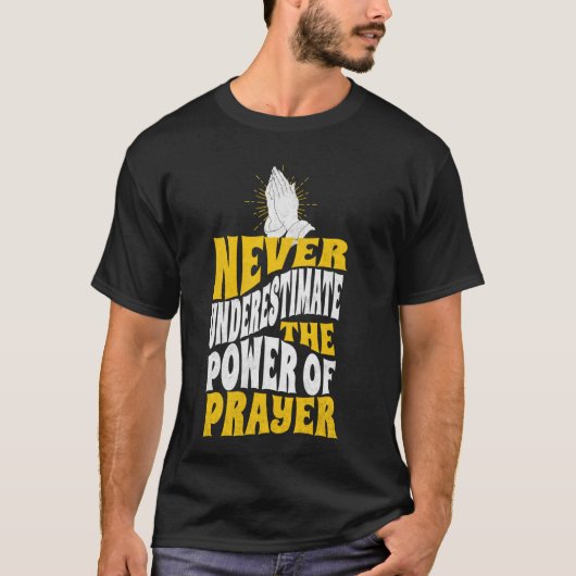 祈りの力を持つ手 カトリック Tシャツ (正面)