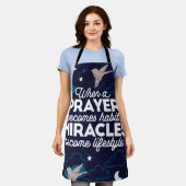 祈りの言葉と奇跡の引用文 エプロン (着用した状態)