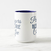 "祈りの言葉の前にコーヒー" 2トーンのクリスチャンマグカップ マグカップ (中央)