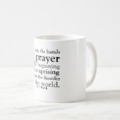 祈りの言葉の手を握りしめるため コーヒーマグカップ (正面右)