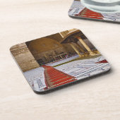 祈りの言葉の抱擁がイスラム教のモスク、カイロに通じている。 コースター (左側)