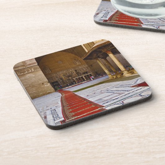 祈りの言葉の抱擁がイスラム教のモスク、カイロに通じている。 コースター (左側)