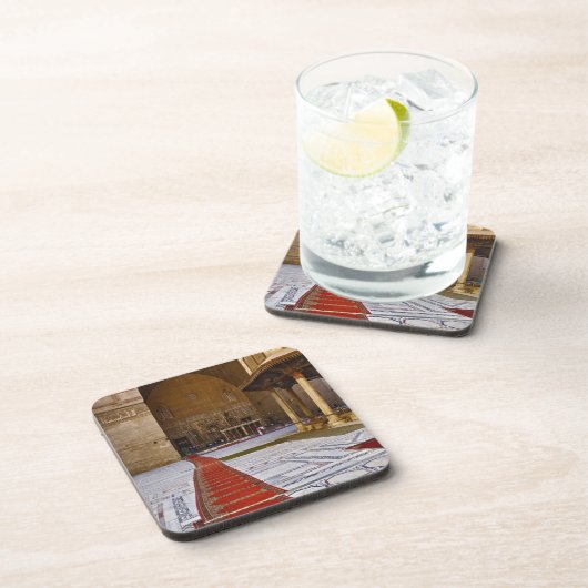 祈りの言葉の抱擁がイスラム教のモスク、カイロに通じている。 コースター (右側)