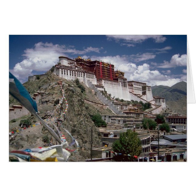 祈りの言葉の旗とのPotala、チベットの中国 (正面横)