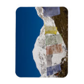 祈りの言葉の旗と山ジョモルハリ,ブータン。 マグネット (縦)