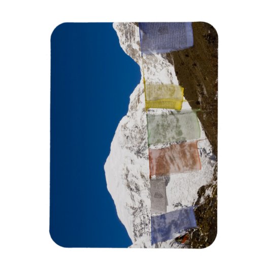 祈りの言葉の旗と山ジョモルハリ,ブータン。 マグネット (縦)