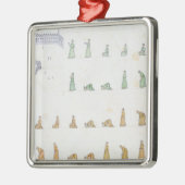 祈りの言葉の間の体の異なった位置からの メタルオーナメント (左)