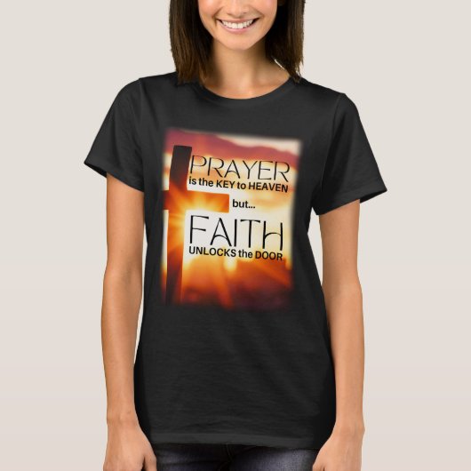 祈りの言葉は鍵であり、信仰はドアを解錠 Tシャツ (正面)