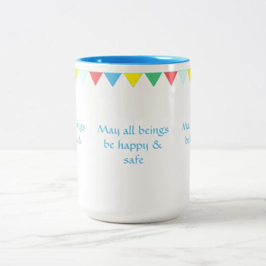 祈りの言葉数々の色の旗と書道 ツートーンマグカップ (中央)