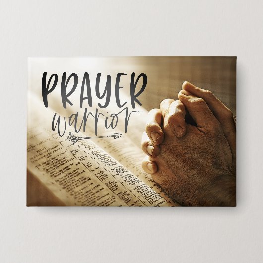 祈りの言葉祈戦士の手を開いた聖書 缶バッジ (正面)