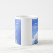 祈りの言葉。マタイ7:7聖なる書物、 経典の聖句と天使の空 コーヒーマグカップ (中央)