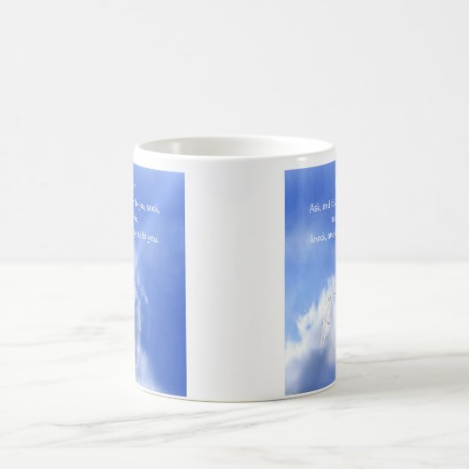 祈りの言葉。マタイ7:7聖なる書物、 経典の聖句と天使の空 コーヒーマグカップ (中央)