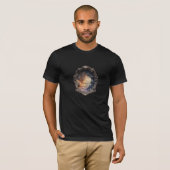 祈りの途上の幻覚 — ゴシックファインアート Tシャツ (正面フル)
