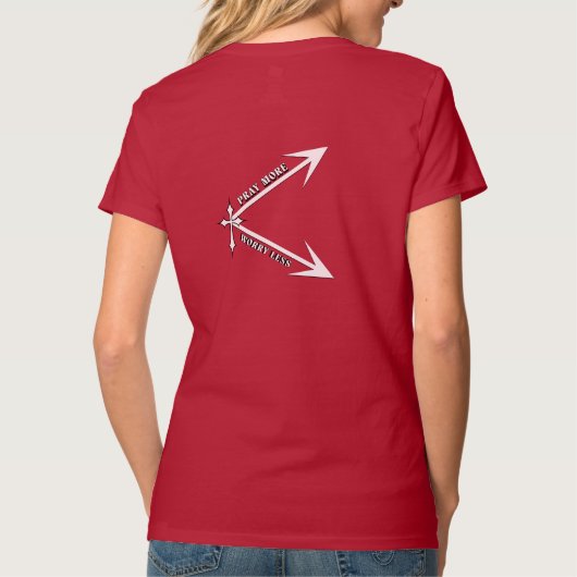 祈りをもっと、憂いを少なく キリスト教の矢のデザイン信仰 Tシャツ (裏面)