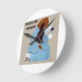 祈るバセットハウンド　ママを祝福して ラウンド壁時計 (傾斜)
