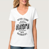 祖母と孫の間には決して立たない Tシャツ (正面)