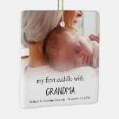 祖母と最初に抱き合った写真生まれたばかりのベビー セラミックオーナメント (右)
