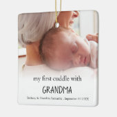祖母と最初に抱き合った写真生まれたばかりのベビー セラミックオーナメント (左)