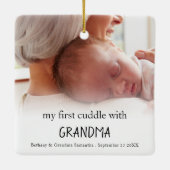 祖母と最初に抱き合った写真生まれたばかりのベビー セラミックオーナメント (裏面)