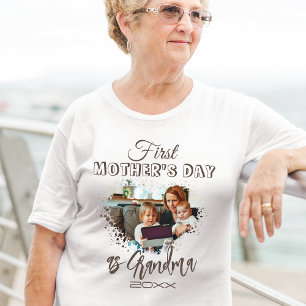 祖母のハート写真としての最初の母の日 Tシャツ