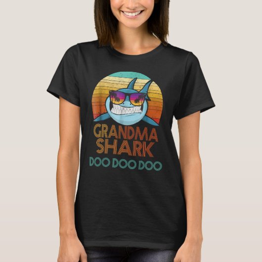祖母の鮫のTシャツ。 Doo Doo Dooのティー Tシャツ (正面)