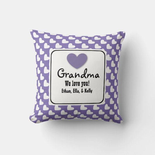 祖母私達は紫色および白いハートD06を愛します クッション (正面)