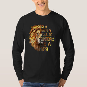 祖父でいっぱいの世界のメンズはオパライオンになる Tシャツ
