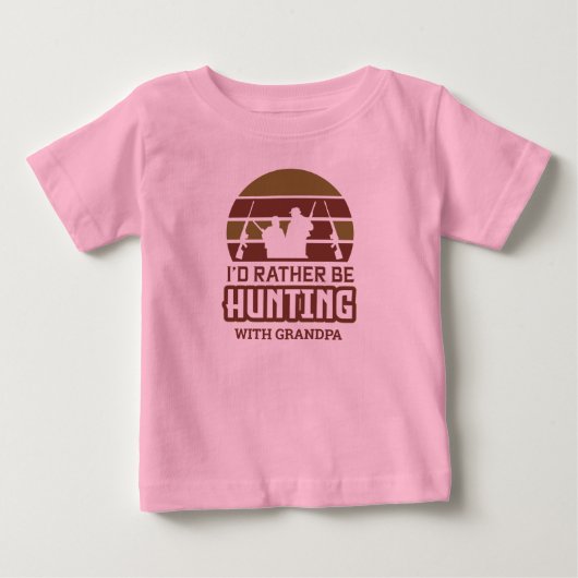 祖父と一緒に狩りをする方がよかった女の子   ベビーTシャツ (正面)