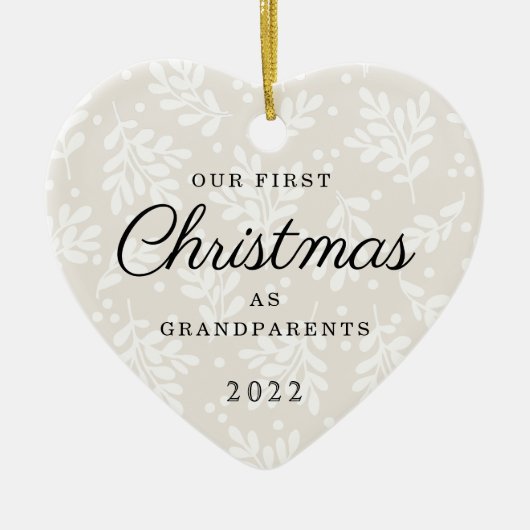祖父母としてのハート型初めてのクリスマス セラミックオーナメント (正面)