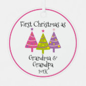 祖父母として可愛い初めてのクリスマス メタルオーナメント (正面)