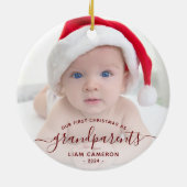 祖父母のファーストクリスマス フォト 赤いスクリプト セラミックオーナメント (裏面)