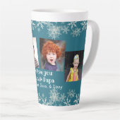 祖父母の写真コラージュの雪片が青に カフェラテマグ (右アングル)