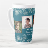 祖父母の写真コラージュの雪片が青に カフェラテマグ (左アングル)