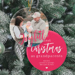祖父母の写真初めてのクリスマススクリプト セラミックオーナメント<br><div class="desc">写真をアップお気に入りのロードし（好ましくは正方形）、あなたのテキスト、名前、日付を挿入し、これらのトレンディーを作る楽しいピンクのスクリプトクリスマスツリーのオーナメントモダンは、祖母と祖父としての初めてのクリスマスを思い出させる記念ギフト！</div>