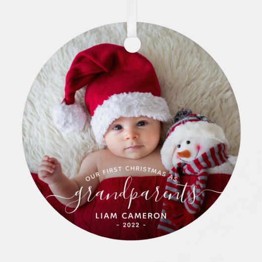 祖父母の初めてのクリスマス写真 ホワイトスクリプト メタルオーナメント (裏面)