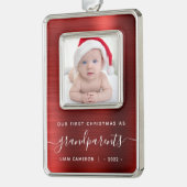 祖父母の初めてのクリスマス フォト 赤 ブラッシュド メタル シルバープレートフレームオーナメント (左)