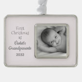 祖父母の第1回のパーソナライズされたクリスマス写真名 シルバープレートフレームオーナメント (正面)