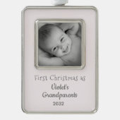 祖父母の第1回パーソナライズされたクリスマス年 シルバープレートフレームオーナメント (正面)