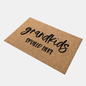祖父母を歓迎して甘やかされた孫 ドアマット (アングル)