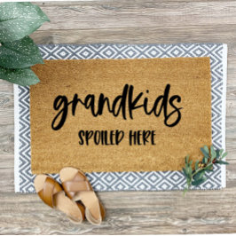 祖父母を歓迎して甘やかされた孫 ドアマット