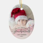 祖父母初めてのクリスマスフォトスクリプト楕円 セラミックオーナメント (裏面)