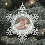 祖父母1stクリスマスベビー写真モダン スノーフレークピューターオーナメント<br><div class="desc">お祝大切客様の最新家族の贈り物と「私たちの初めてのクリスマスを祖父母とスタイリッシュして」ラウンド金属スノーフレーク写真オーナメント。デザイン男女兼用は、新生児の男の子や女の子の孫に適している。写真と、このテンプレート上のすべての文字はパーソナライズするシンプルためにである。(画像の配置のヒント：写真を正確に中央に配置する簡単方法は、Zazzleウェブサイトにアップロードする前にトリミングする。 デザインは白シンプルと灰色の縁どタイポグラフィとミニマスタイリッシュラストのタイプライターのスタイルに対応したベビー写真1枚を備えている。新祖父母ユニークのクリスマスにエレガントtouchを加える。メリークリスマスおばあちゃんとおじいちゃん！</div>