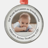 祖父母1stクリスマスベビー写真白黒 メタルオーナメント (正面)