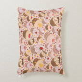 祝いのカップケーキからのパターン アクセントクッション (正面(垂直))