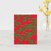 祝祭的な緑の松の枝（赤背景） カード (黄色い花)