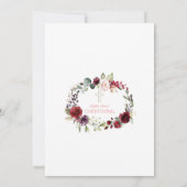 祝福のワインレッドの花のクロス 女の子の洗礼 招待状 (裏面)