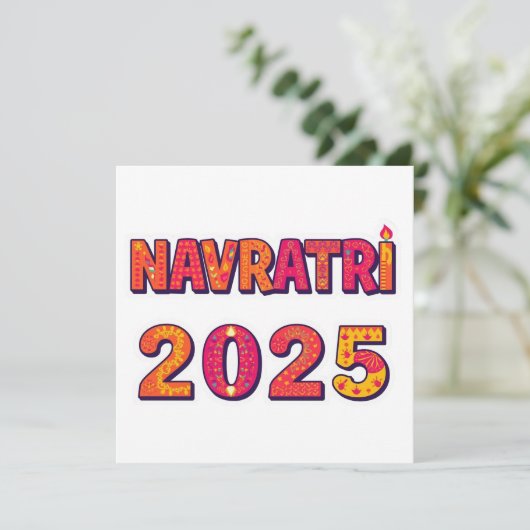祝言「NAVRATRI 2025」のカラフルタイポグラフィ 招待状 (スタンド正面)
